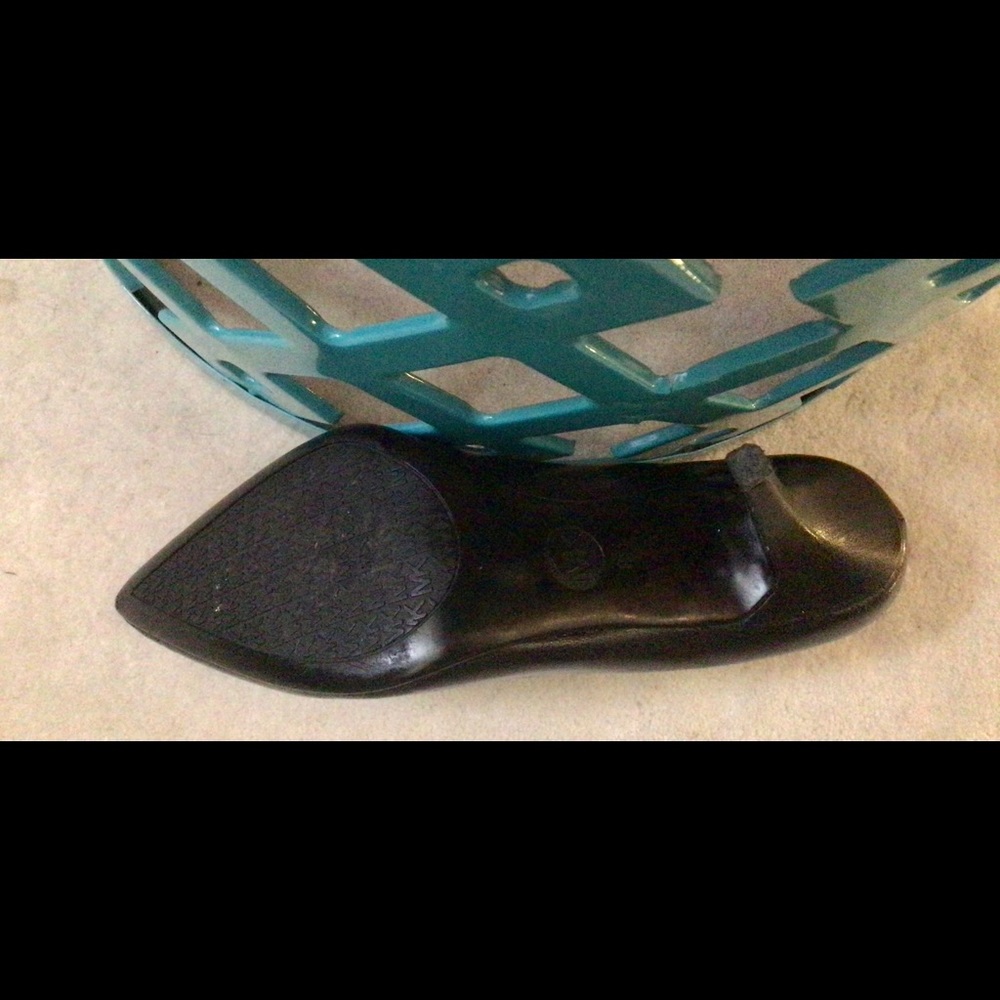 MK! The perfect pump!  Modest 3”heel Beautiful - Picture 14 of 15